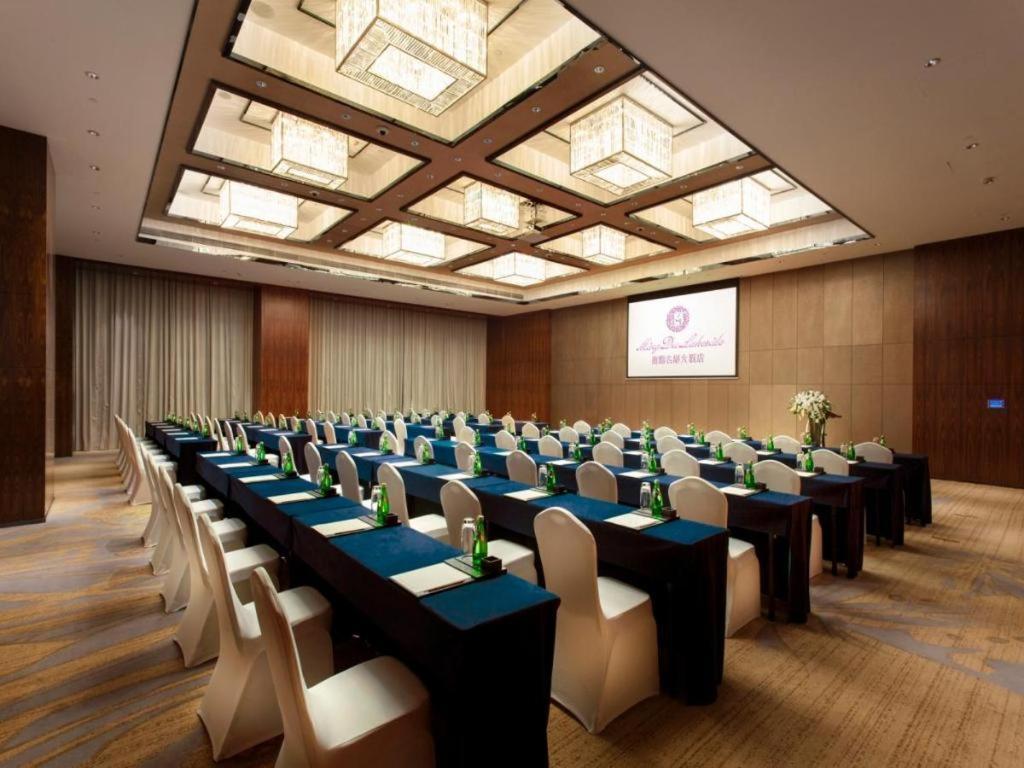 Ming Du Lakeside Hotel Nanning Bagian luar foto